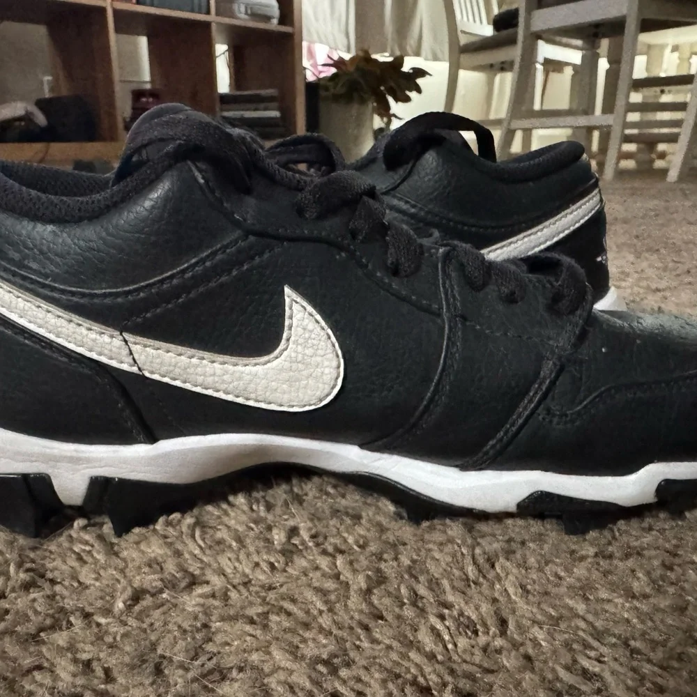 Nike Air Jordan Kids Shoes Black and White - Picture 3 of 3